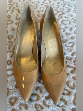 Stuart Weitzman Patent Leather Pointed-Toe Pumps in Nude Heels Size: 5